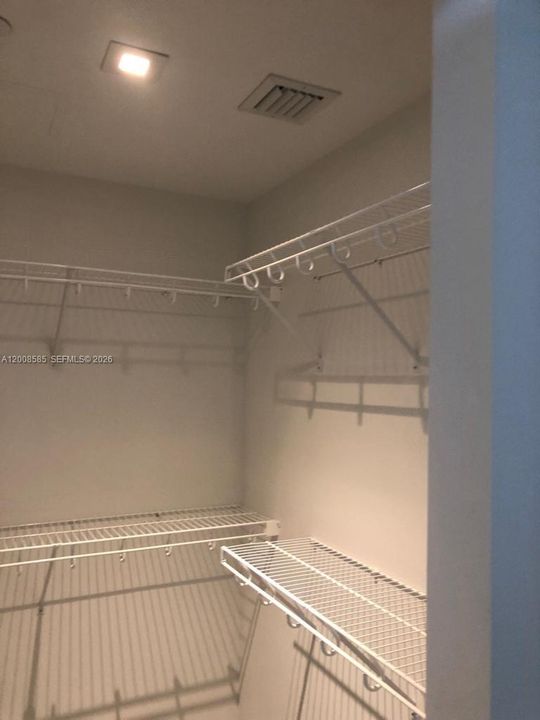 For Sale: $470,000 (1 beds, 1 baths, 857 Square Feet)