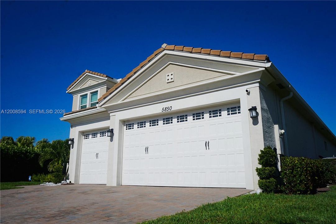 For Sale: $979,900 (6 beds, 4 baths, 4034 Square Feet)