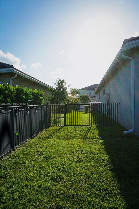 For Sale: $979,900 (6 beds, 4 baths, 4034 Square Feet)