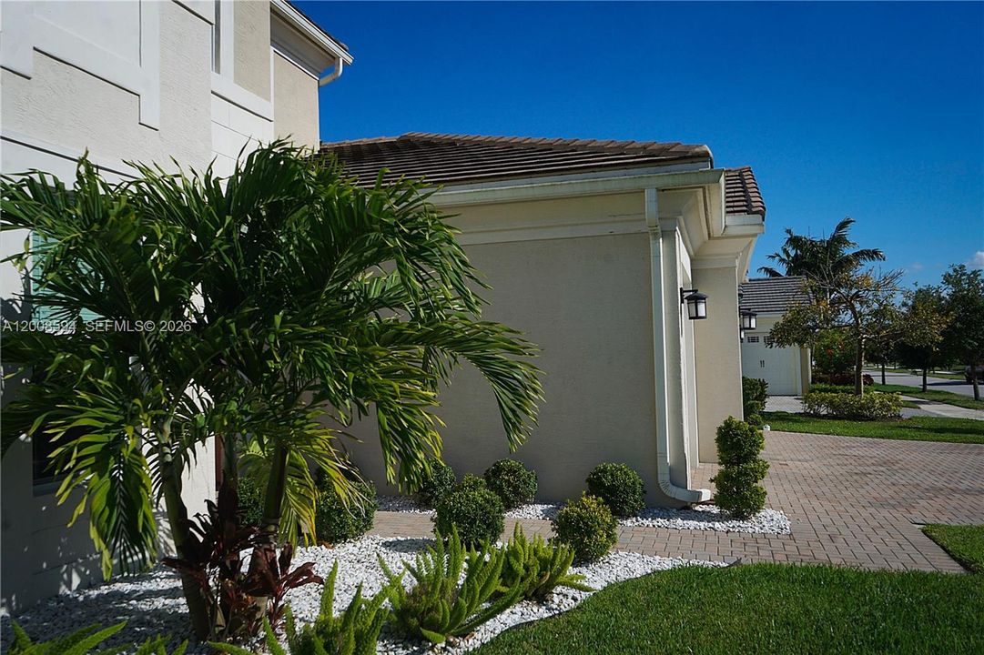 For Sale: $979,900 (6 beds, 4 baths, 4034 Square Feet)