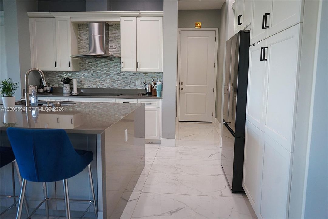 For Sale: $979,900 (6 beds, 4 baths, 4034 Square Feet)