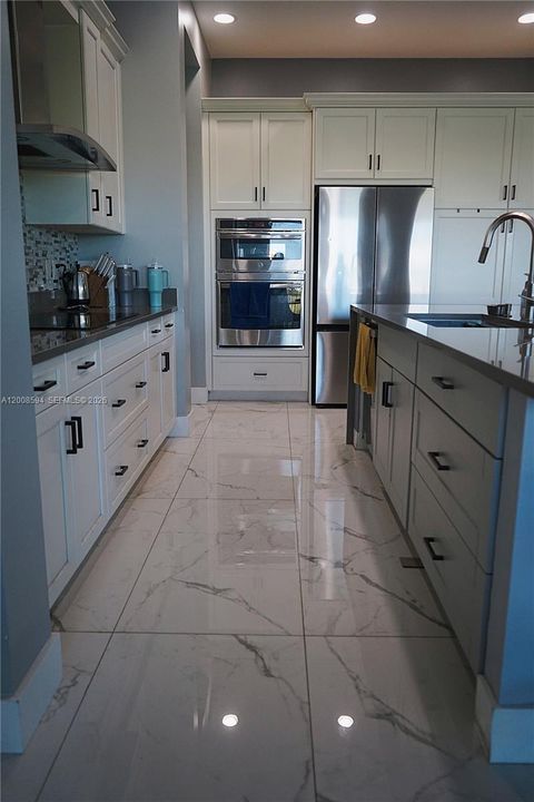 For Sale: $979,900 (6 beds, 4 baths, 4034 Square Feet)