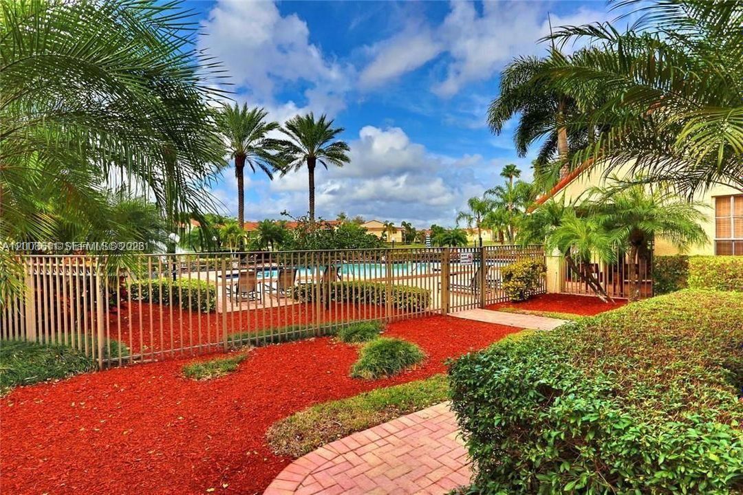 Active With Contract: $1,600 (1 beds, 1 baths, 785 Square Feet)