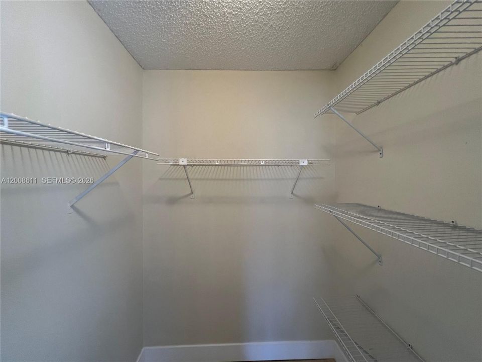 Active With Contract: $1,600 (1 beds, 1 baths, 785 Square Feet)