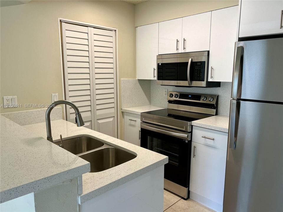 Active With Contract: $1,600 (1 beds, 1 baths, 785 Square Feet)