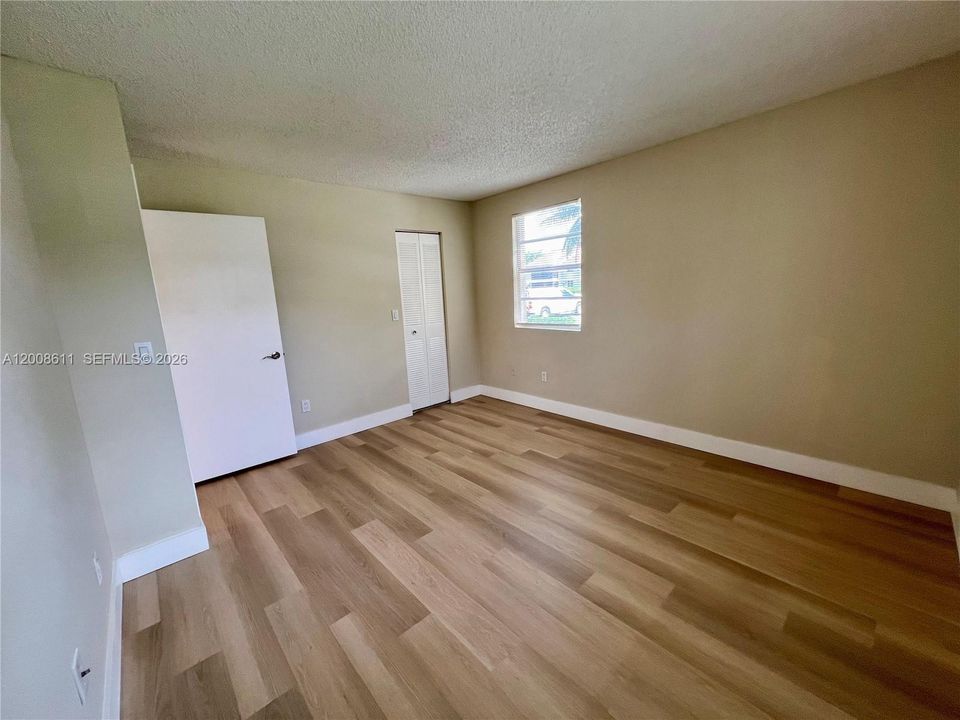Active With Contract: $1,600 (1 beds, 1 baths, 785 Square Feet)