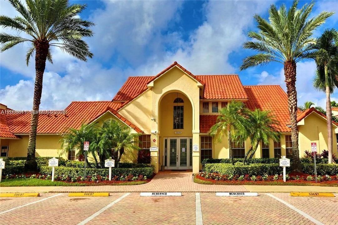 Active With Contract: $1,600 (1 beds, 1 baths, 785 Square Feet)