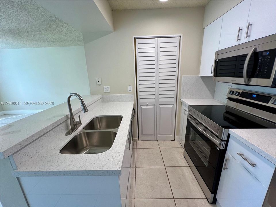 Active With Contract: $1,600 (1 beds, 1 baths, 785 Square Feet)