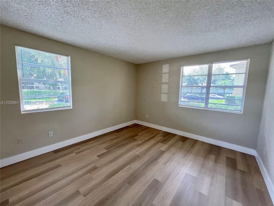 Active With Contract: $1,600 (1 beds, 1 baths, 785 Square Feet)