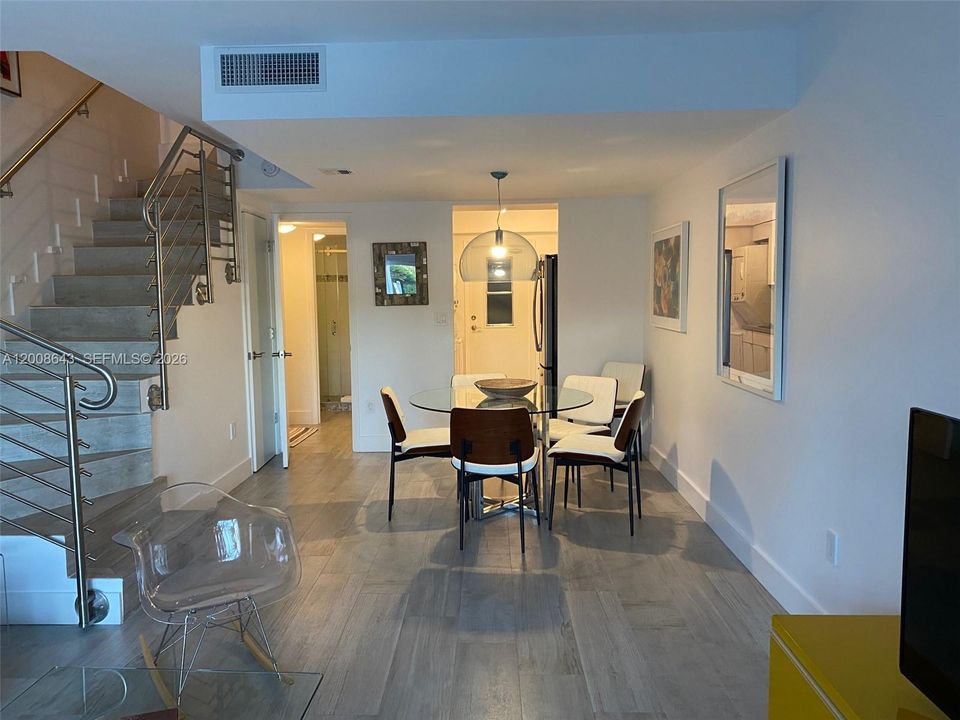 Active With Contract: $6,000 (2 beds, 2 baths, 1042 Square Feet)
