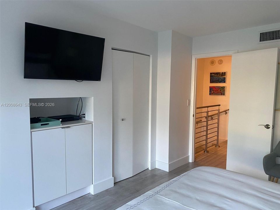 Active With Contract: $6,000 (2 beds, 2 baths, 1042 Square Feet)