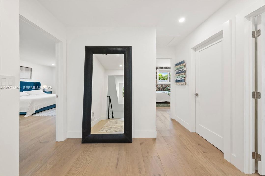 Foyer to 2nd floor bedrooms
