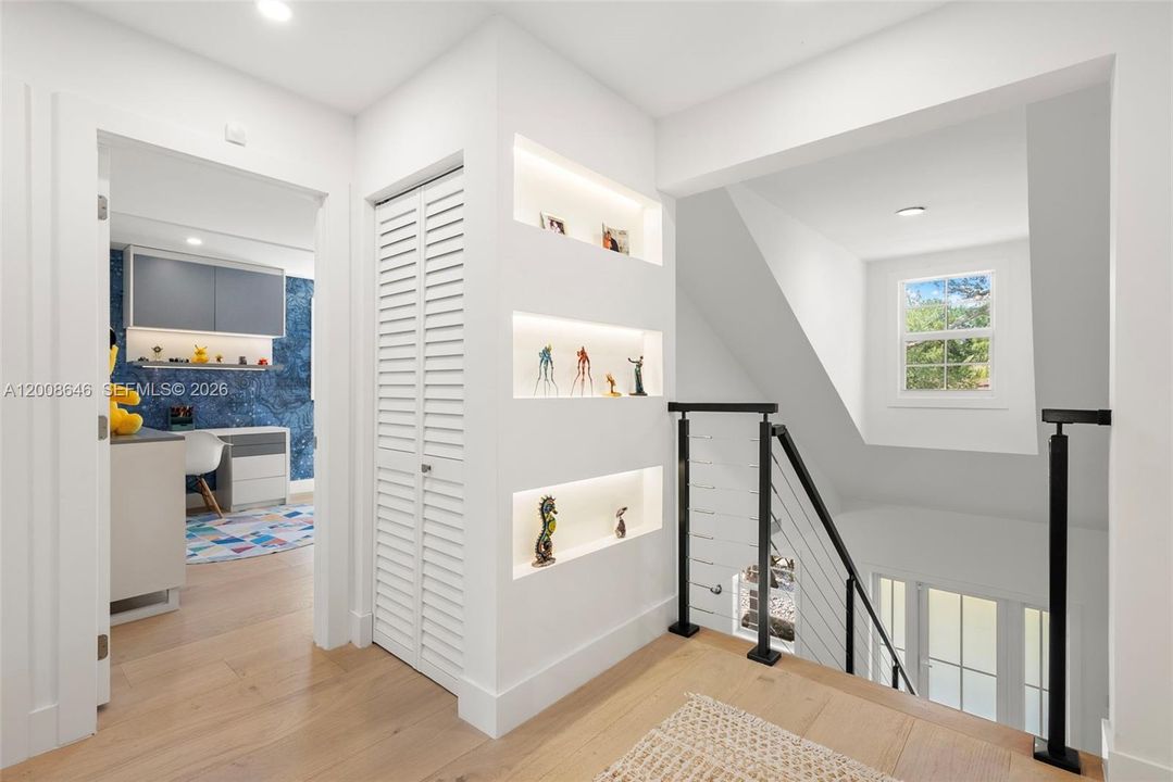 Foyer to 2nd floor bedrooms