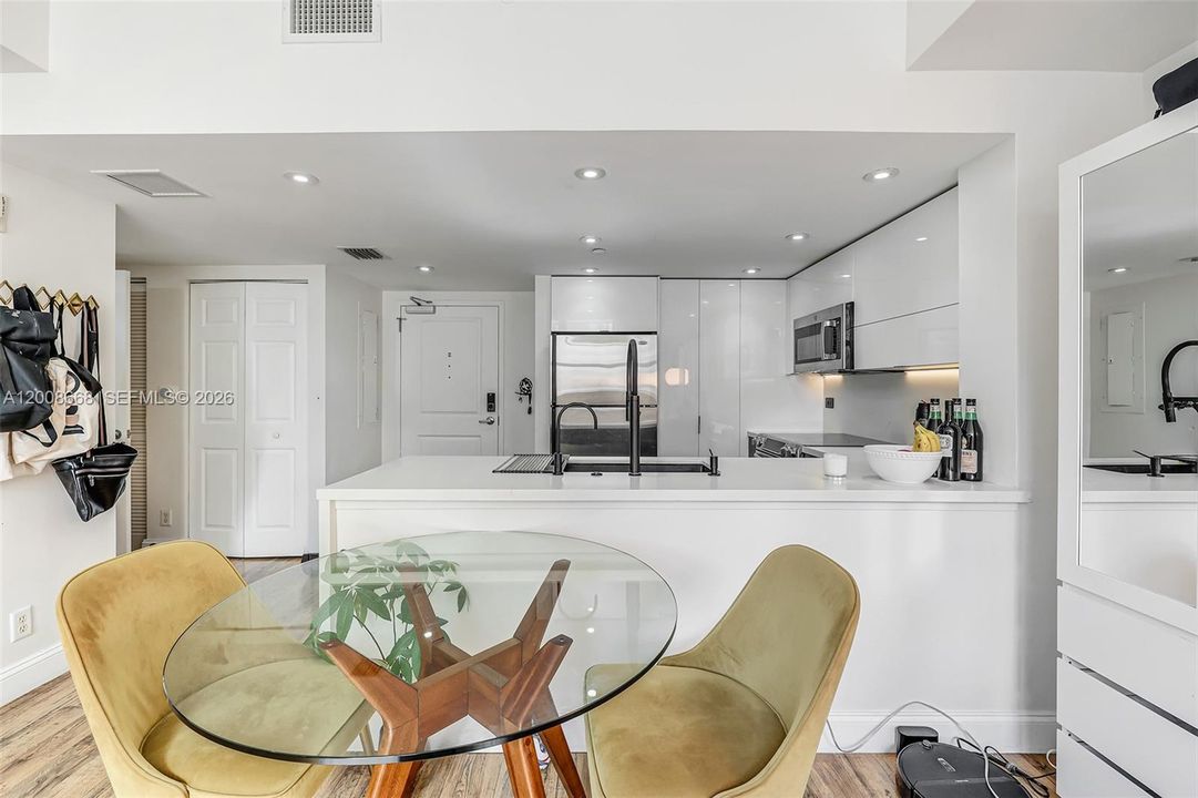For Sale: $275,000 (1 beds, 1 baths, 615 Square Feet)