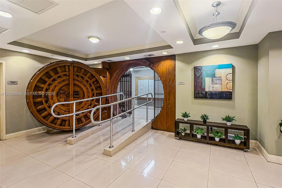 For Sale: $275,000 (1 beds, 1 baths, 615 Square Feet)