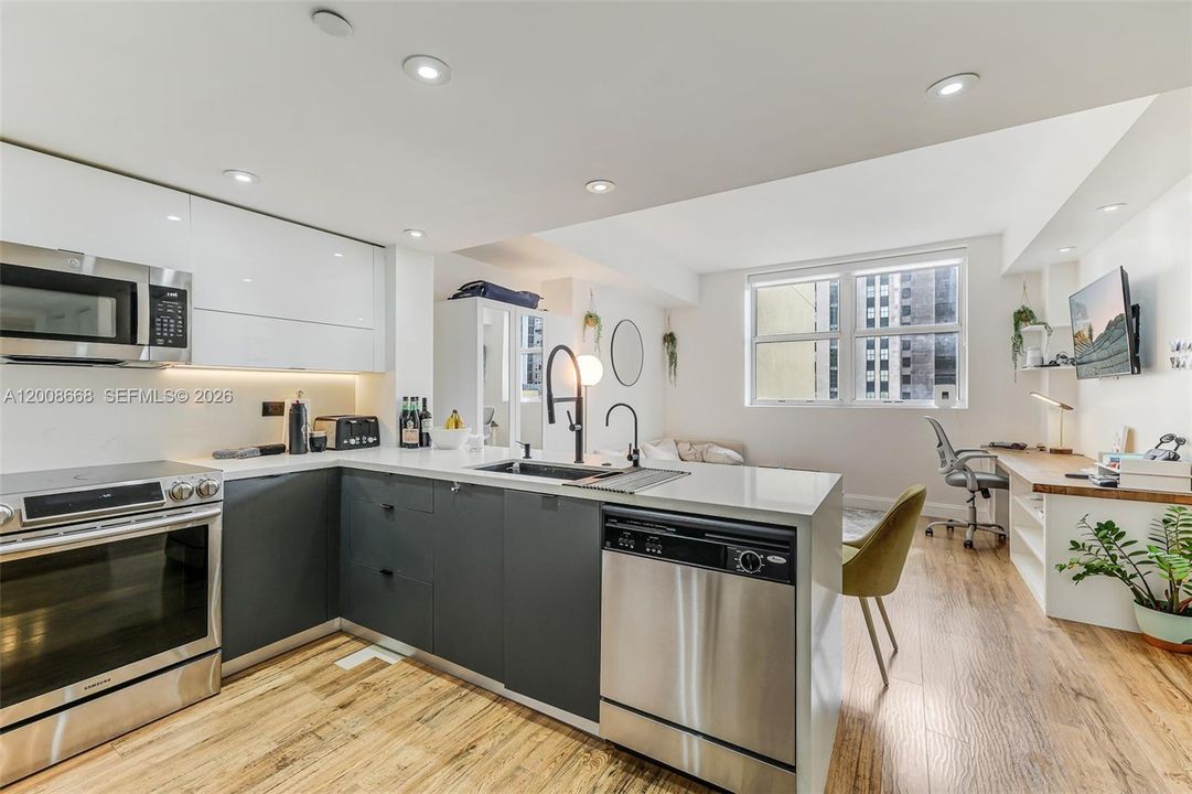 For Sale: $275,000 (1 beds, 1 baths, 615 Square Feet)