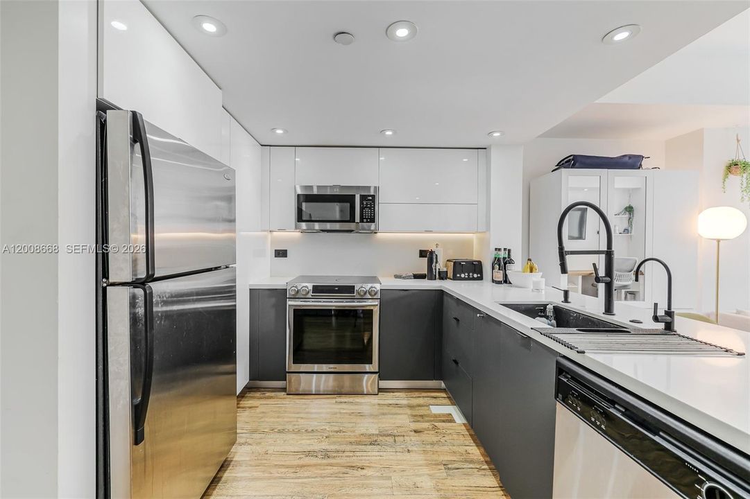 For Sale: $275,000 (1 beds, 1 baths, 615 Square Feet)