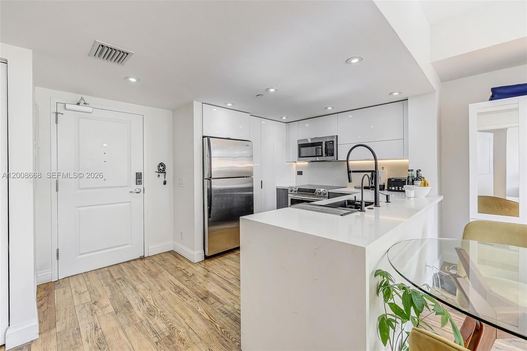 For Sale: $275,000 (1 beds, 1 baths, 615 Square Feet)