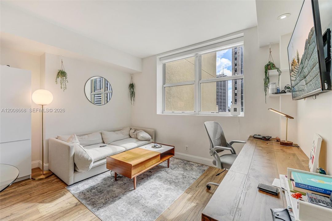 For Sale: $275,000 (1 beds, 1 baths, 615 Square Feet)