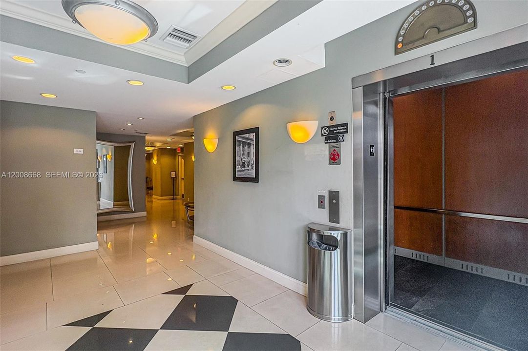 For Sale: $275,000 (1 beds, 1 baths, 615 Square Feet)