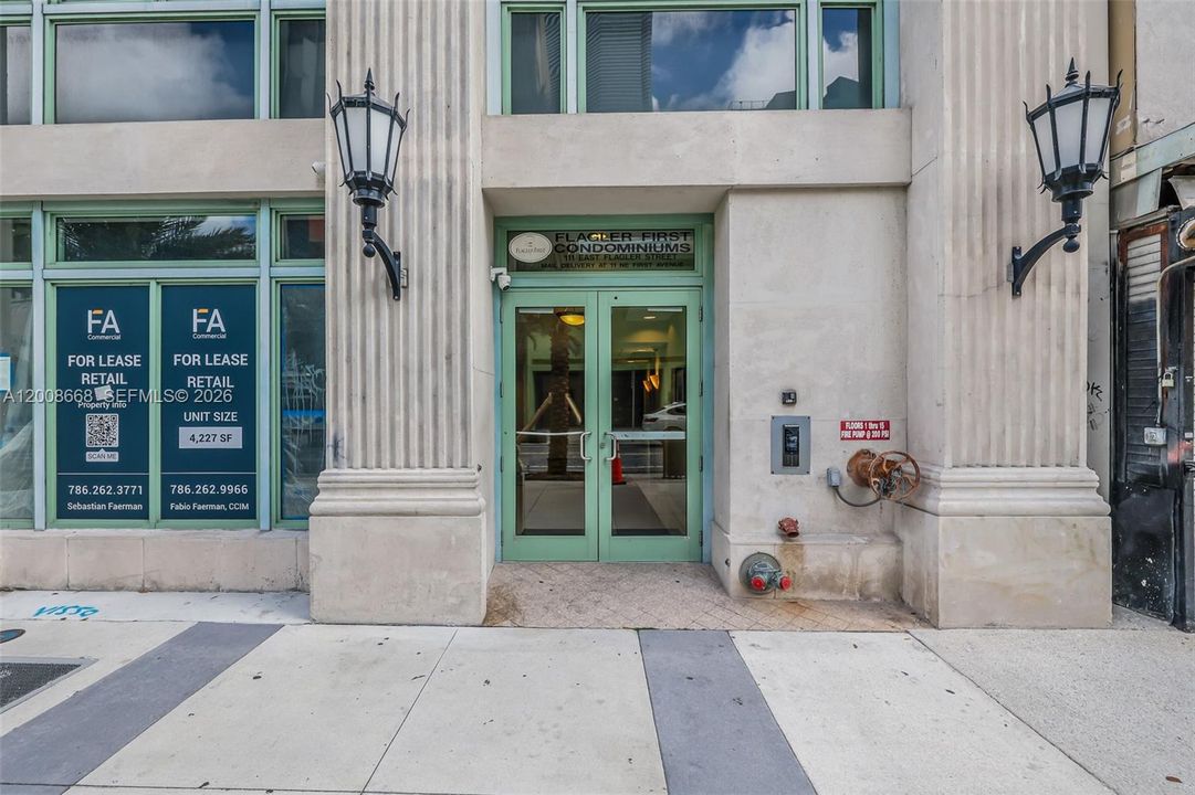 For Sale: $275,000 (1 beds, 1 baths, 615 Square Feet)
