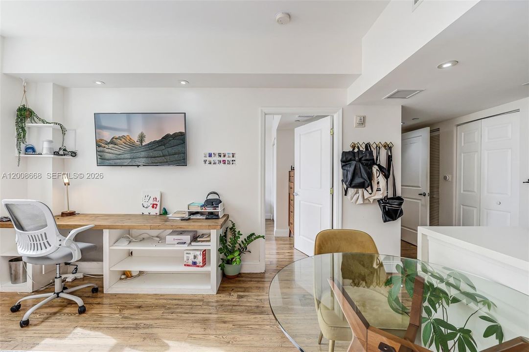 For Sale: $275,000 (1 beds, 1 baths, 615 Square Feet)