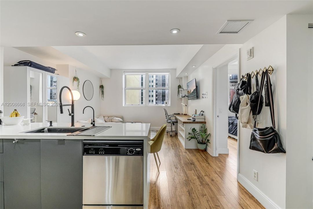 For Sale: $275,000 (1 beds, 1 baths, 615 Square Feet)