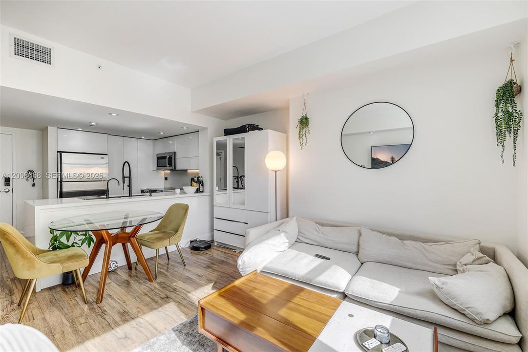 For Sale: $275,000 (1 beds, 1 baths, 615 Square Feet)