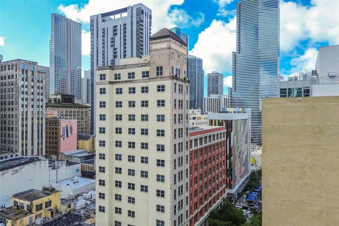 For Sale: $275,000 (1 beds, 1 baths, 615 Square Feet)