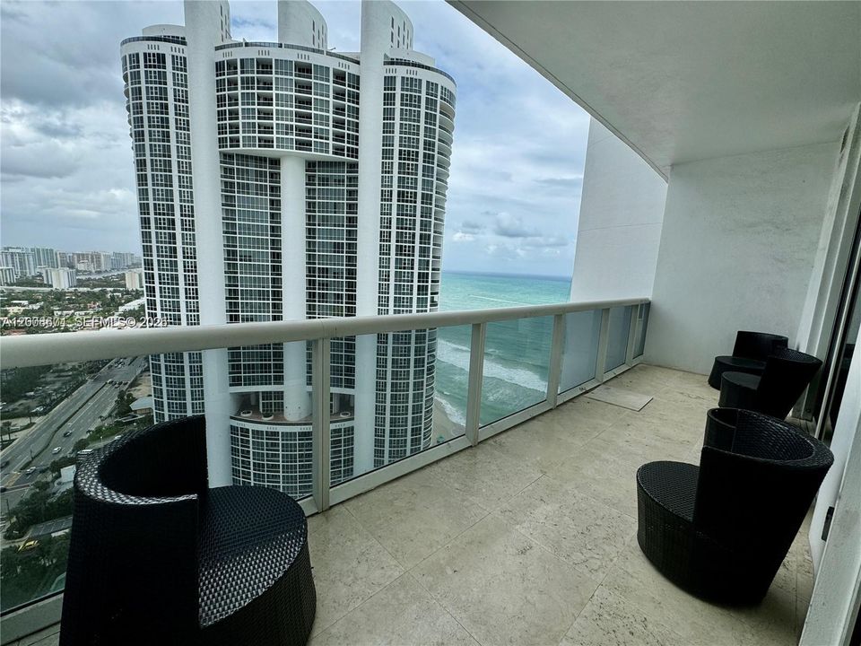 Recently Rented: $9,500 (3 beds, 3 baths, 2100 Square Feet)