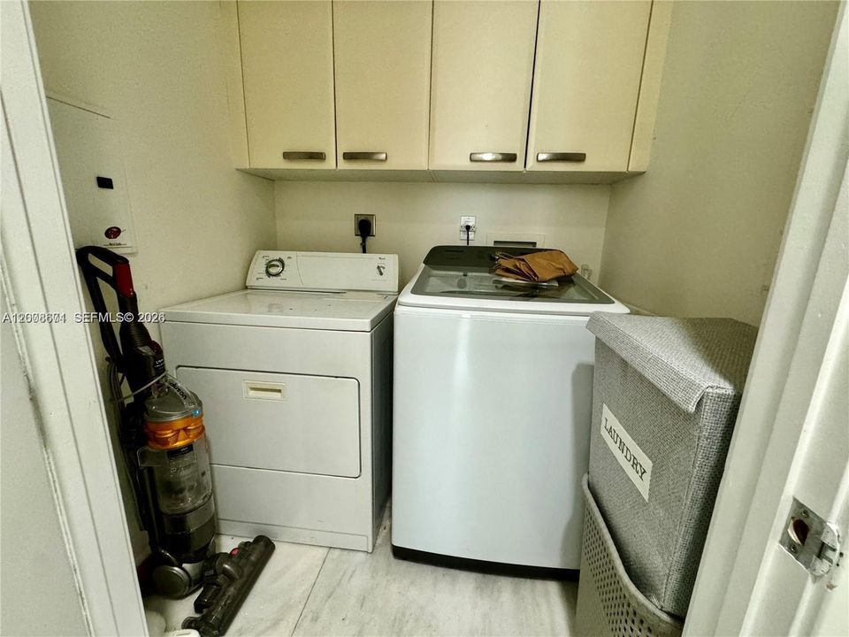 Recently Rented: $9,500 (3 beds, 3 baths, 2100 Square Feet)