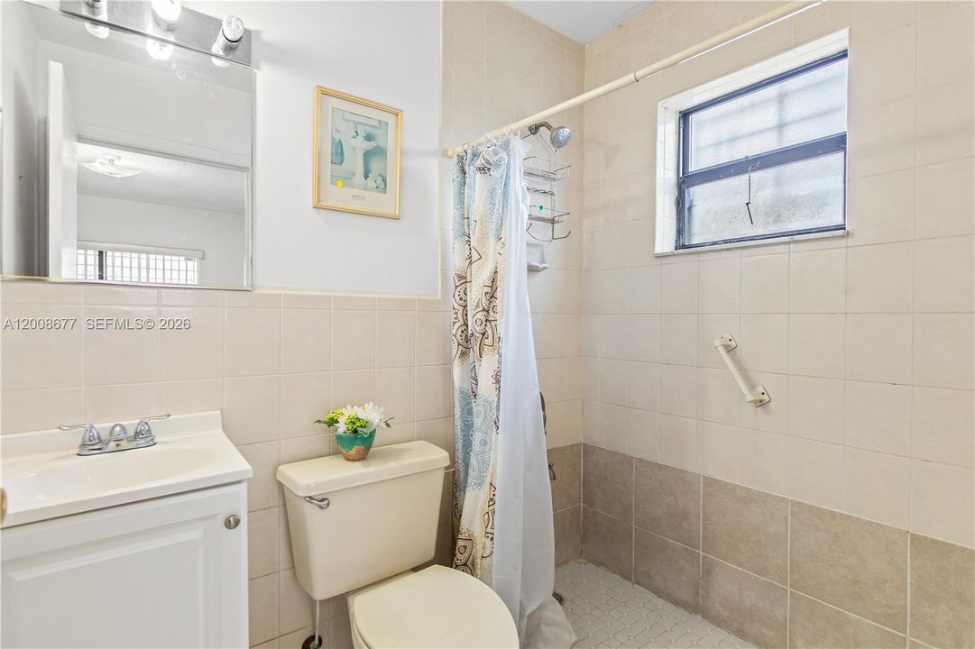 Под контрактом: $499,999 (3 спален, 2 ванн, 1118 Квадратных фут)