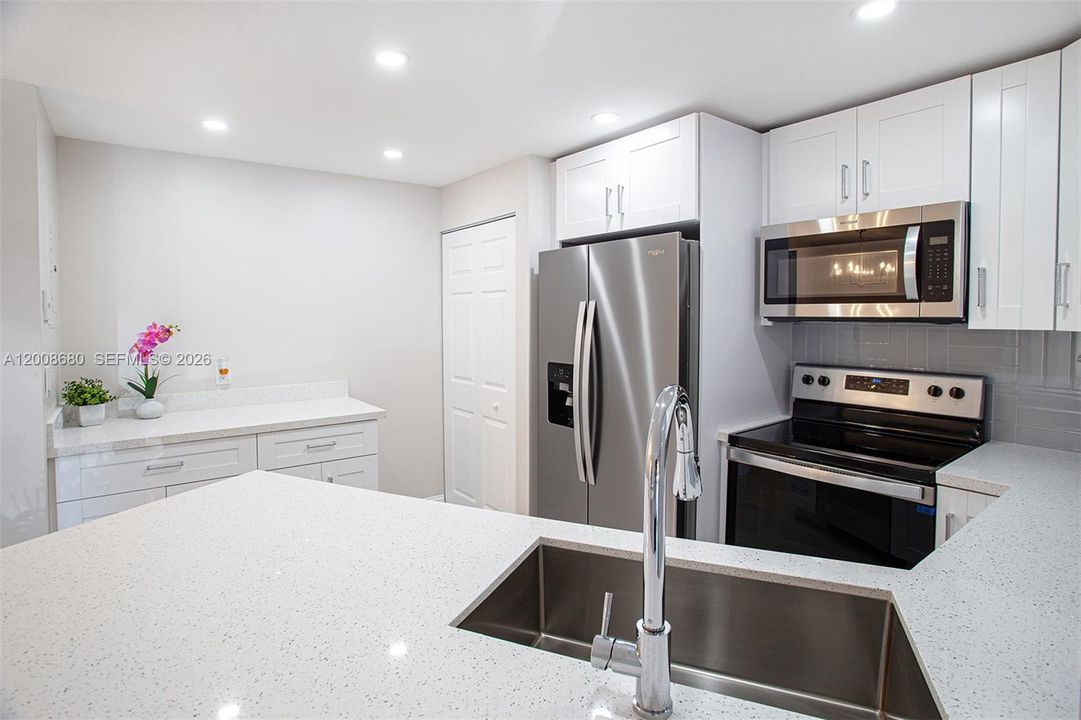 For Sale: $212,600 (2 beds, 2 baths, 850 Square Feet)