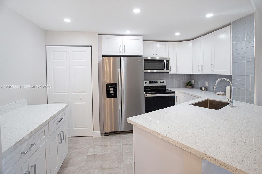For Sale: $212,600 (2 beds, 2 baths, 850 Square Feet)