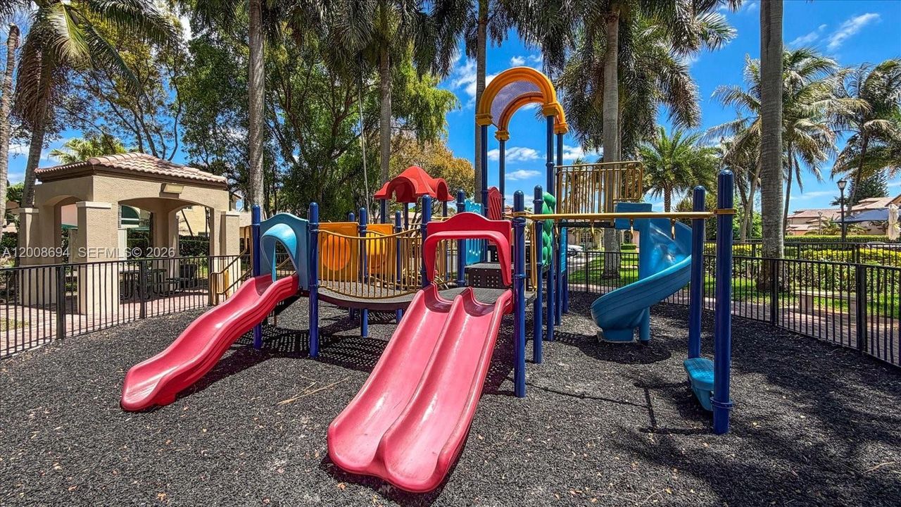 Activo con contrato: $850,000 (4 camas, 2 baños, 1934 Pies cuadrados)