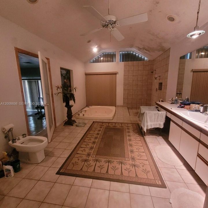 En Venta: $2,400,000 (5 camas, 3 baños, 2628 Pies cuadrados)
