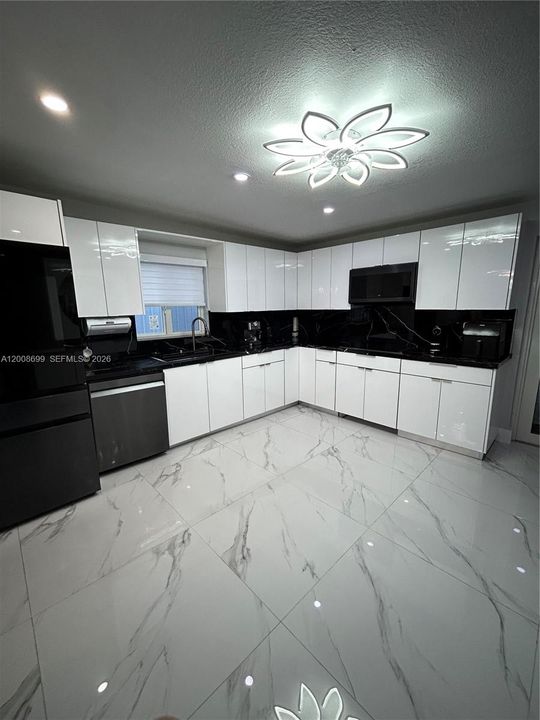 Activo con contrato: $895,000 (7 camas, 3 baños, 2843 Pies cuadrados)