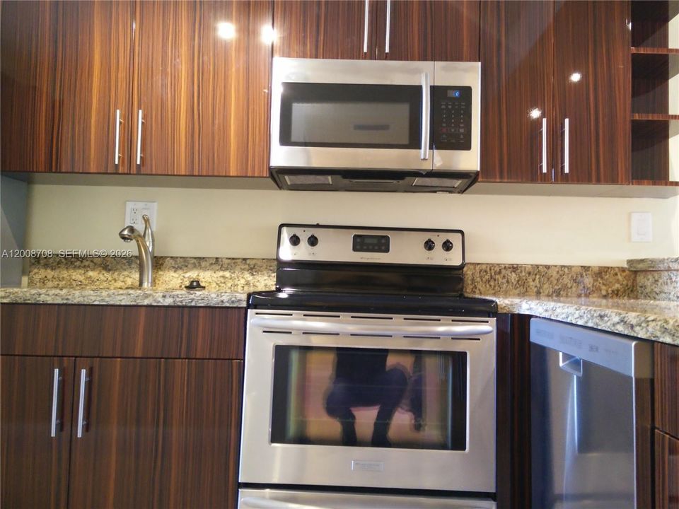 Activo con contrato: $1,750 (1 camas, 1 baños, 900 Pies cuadrados)