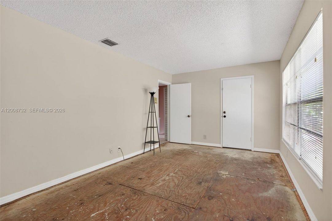 Active With Contract: $190,000 (2 beds, 2 baths, 1343 Square Feet)