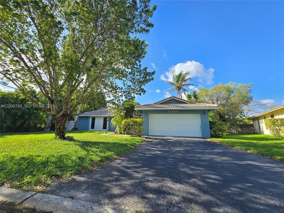 For Rent: $4,200 (4 beds, 3 baths, 1880 Square Feet)