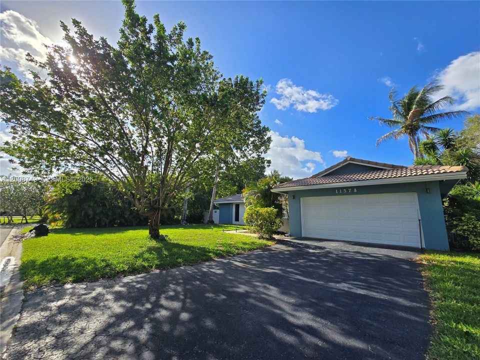 For Rent: $4,200 (4 beds, 3 baths, 1880 Square Feet)