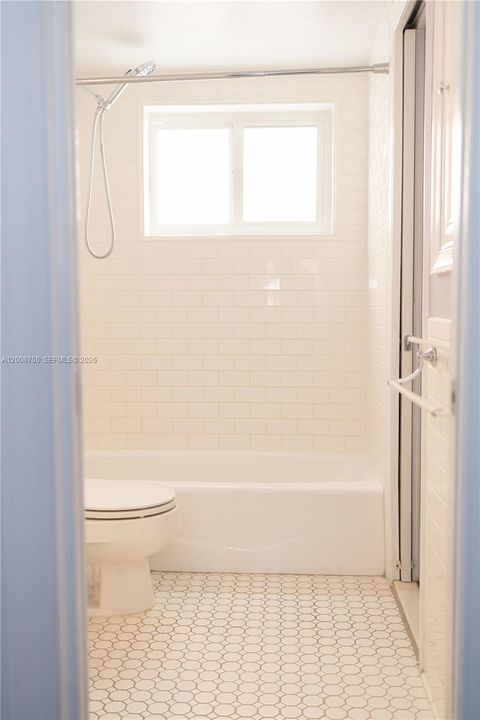 Active With Contract: $1,900 (1 beds, 1 baths, 712 Square Feet)