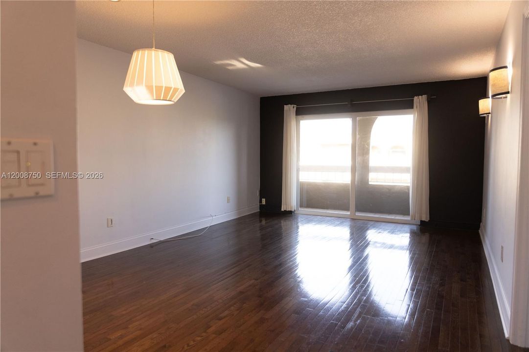 Active With Contract: $1,900 (1 beds, 1 baths, 712 Square Feet)