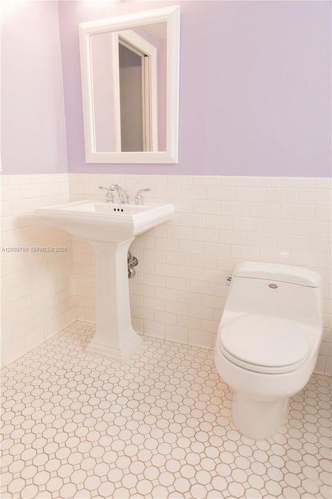 Active With Contract: $1,900 (1 beds, 1 baths, 712 Square Feet)