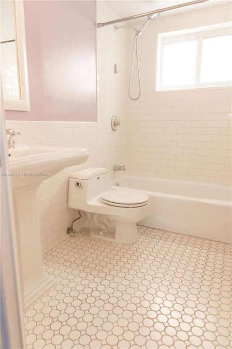 Active With Contract: $1,900 (1 beds, 1 baths, 712 Square Feet)
