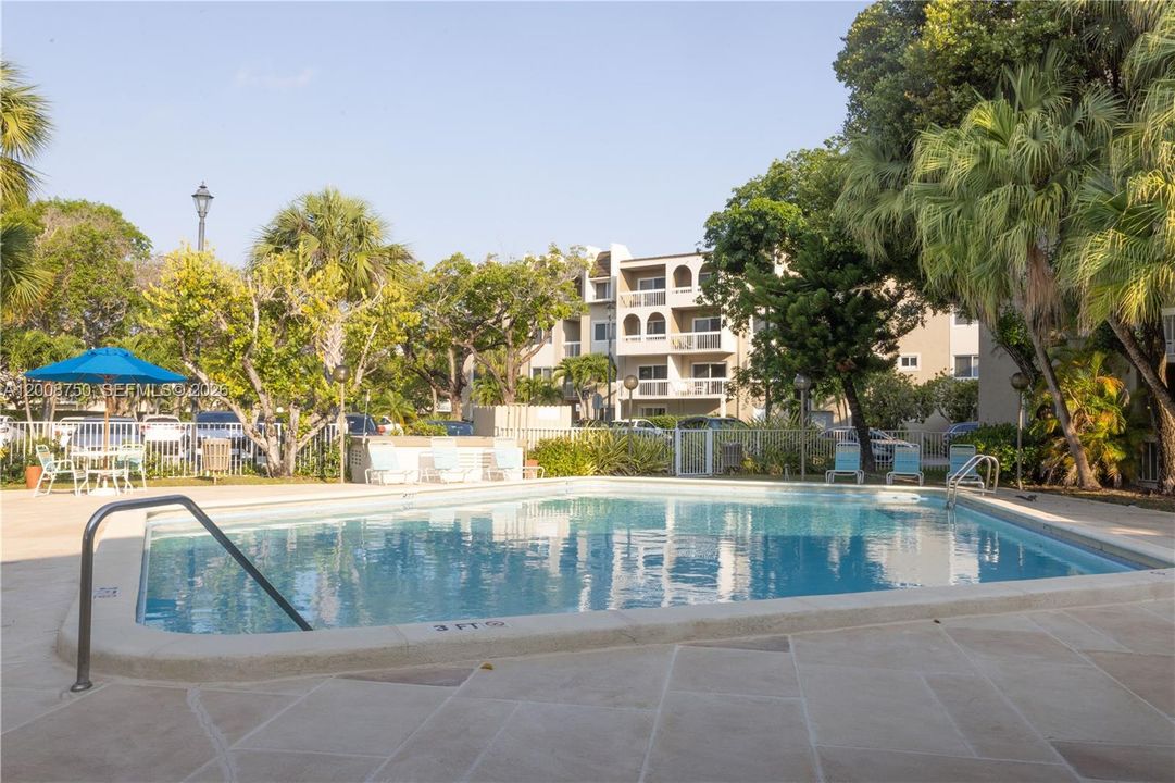 Active With Contract: $1,900 (1 beds, 1 baths, 712 Square Feet)