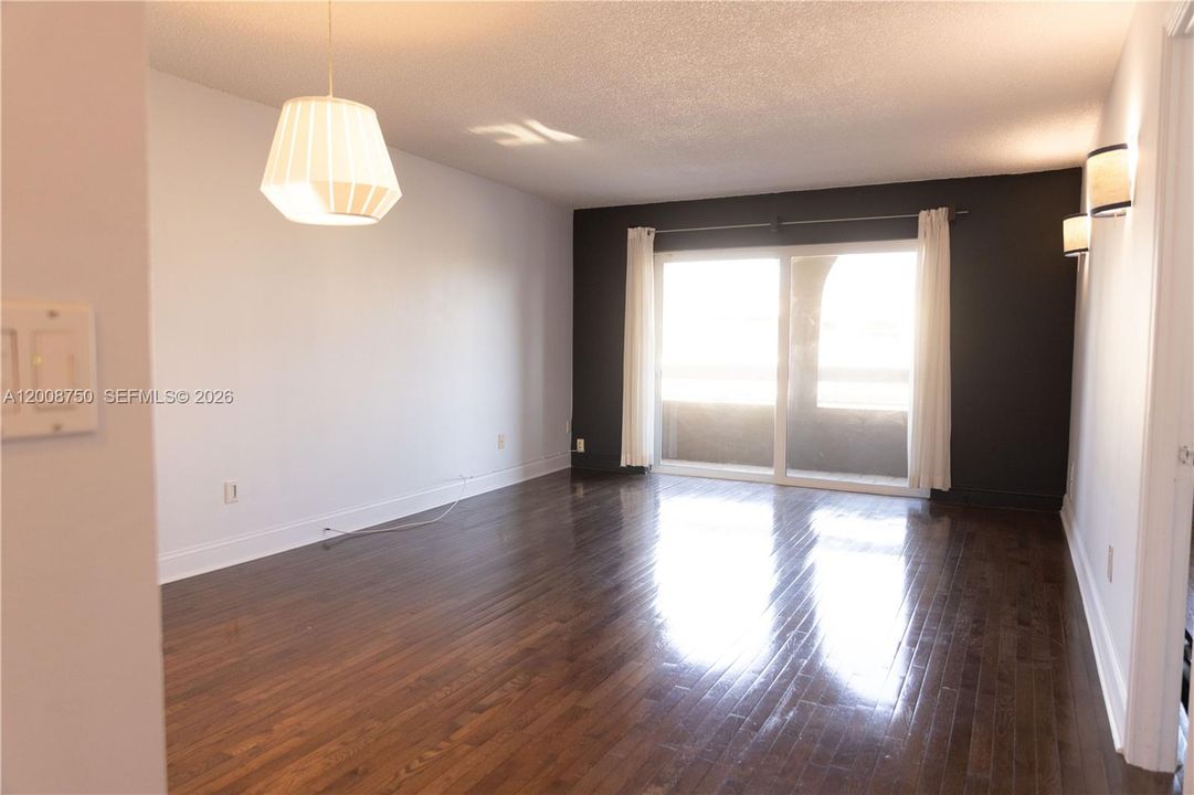 Active With Contract: $1,900 (1 beds, 1 baths, 712 Square Feet)