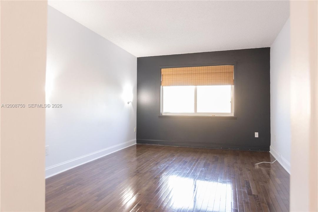 Active With Contract: $1,900 (1 beds, 1 baths, 712 Square Feet)