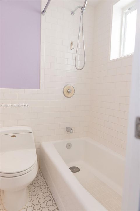Active With Contract: $1,900 (1 beds, 1 baths, 712 Square Feet)