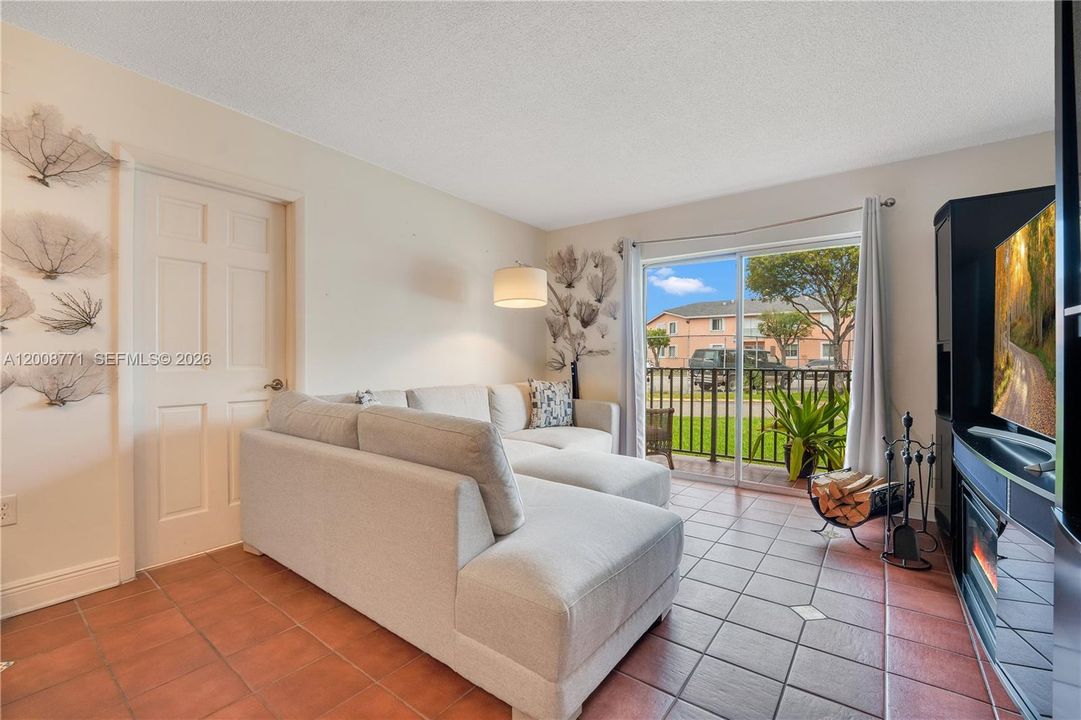 Active With Contract: $310,000 (3 beds, 2 baths, 1024 Square Feet)
